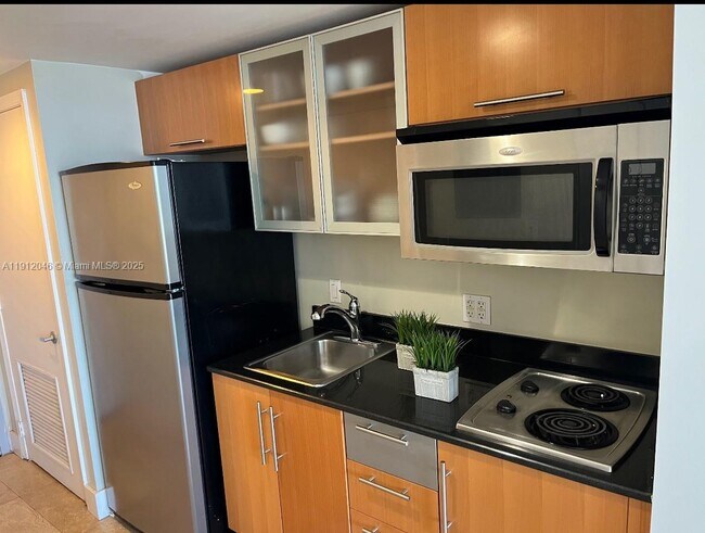 Building Photo - 1750 N Bayshore Dr