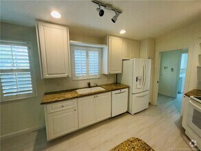 Building Photo - 781 SW Balmoral Trce