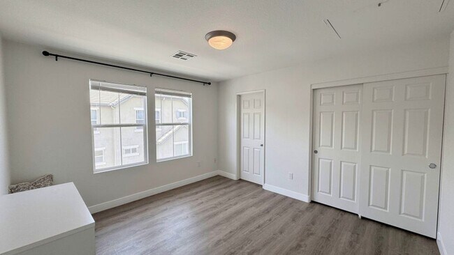 Building Photo - Beautiful Tri-Level 3BD/2BA Townhome in Greystone at Eastlake – Eastlake Chula Vista