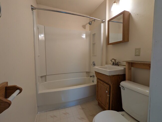 Building Photo - 2 Bedroom Lower Duplex In Green Bay