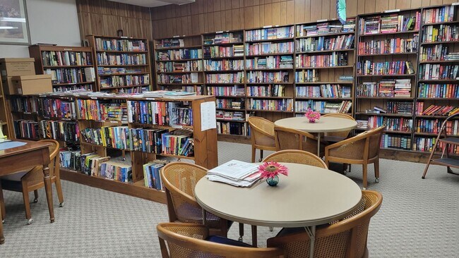 Building Photo - Annual turnkey/seasonal furnished ground f...