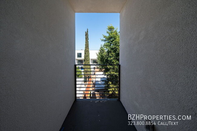 Building Photo - 6338 Beck Ave