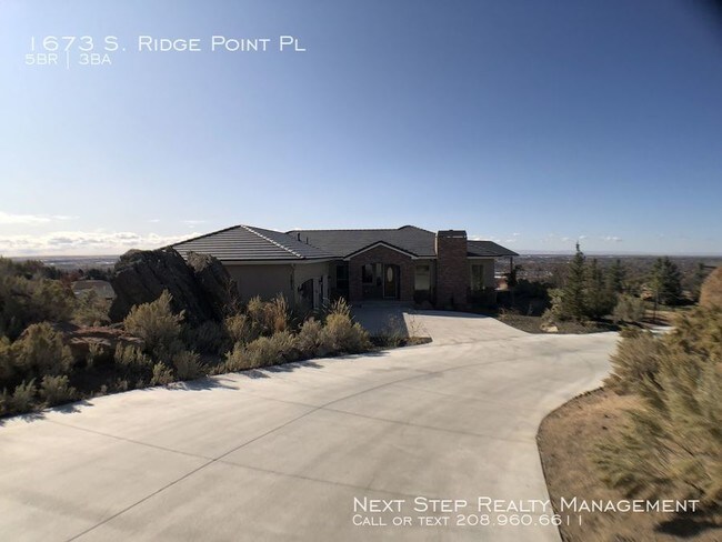 Building Photo - 5 bed 3 bath - Right Next to Table Rock