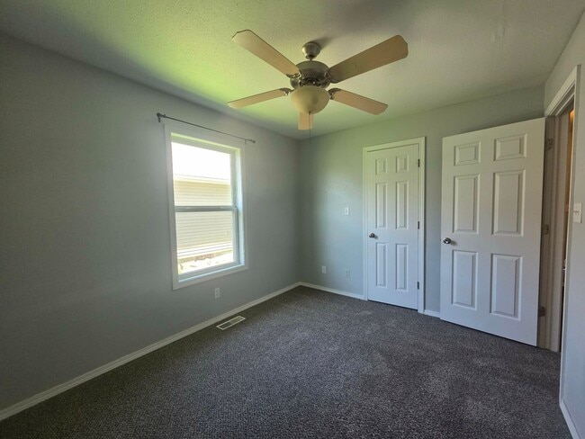 Building Photo - 906 Whitetail Ct