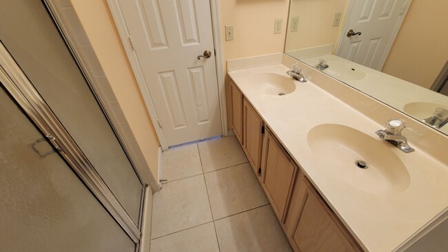 Building Photo - Townes of Southgate 2 Bedroom 2 Bathroom F...