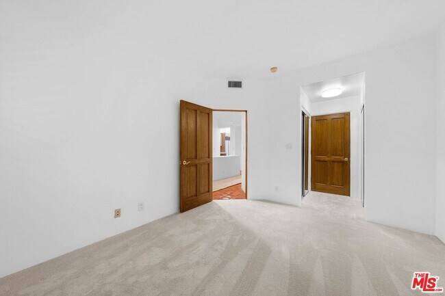 Building Photo - 15500 Sunset Blvd