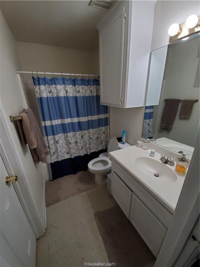 Building Photo - College Station - 3 bedroom /3 bath HOUSE Near TAMU!