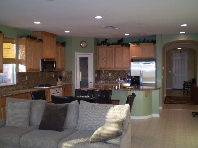 Building Photo - Beautifully Maintained and Upgraded Parkwa...