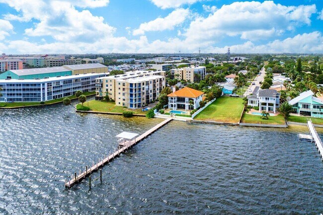 Building Photo - 1 18th Ave S