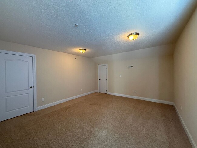 Building Photo - Well-Maintained Home in Convenient Madison Location