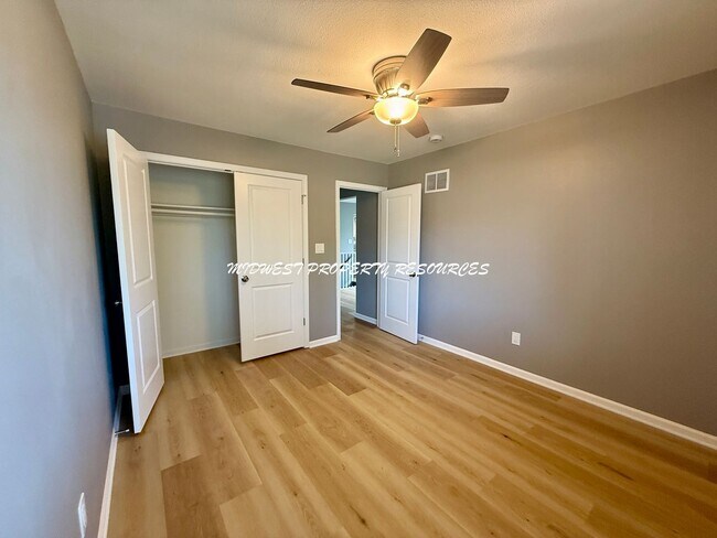Building Photo - Large Updated 3 Bedroom/2 Bath Duplex in L...