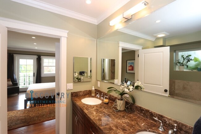 Building Photo - Sophisticated Piedmont Colonial with Enclosed Yard