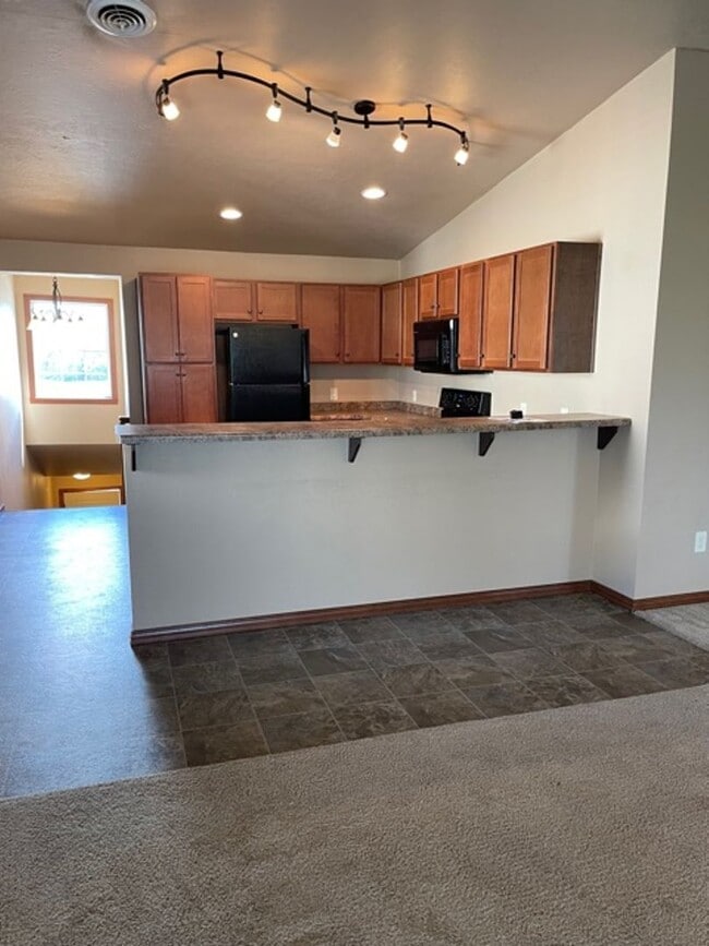 Building Photo - 2 Bedroom, 2 Bathroom Upper Available