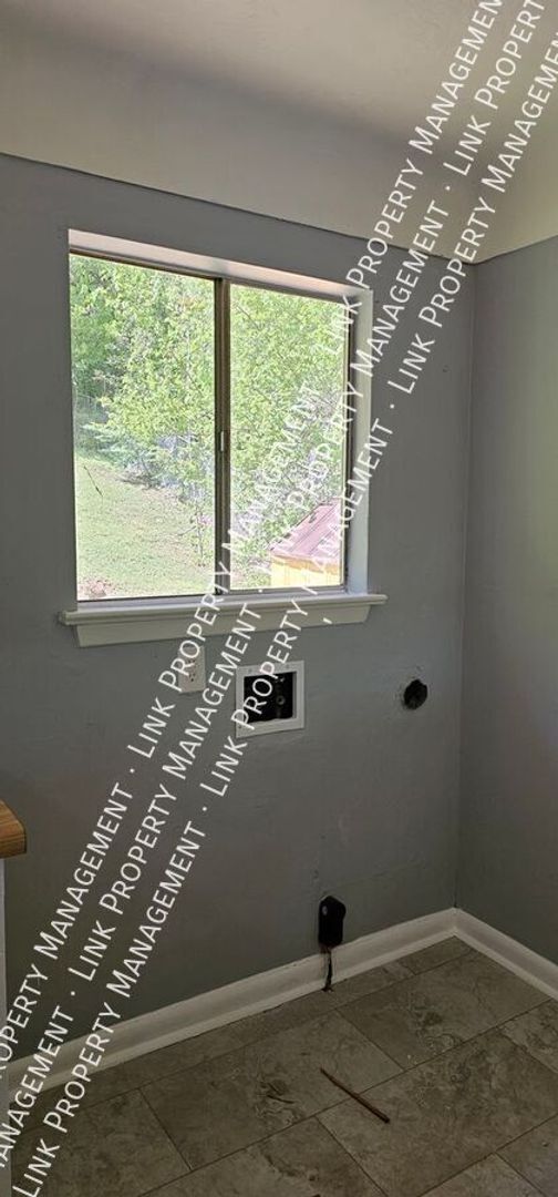 Building Photo - Fresh Painted 3 BR 1.5 BA in Red Bank for ...