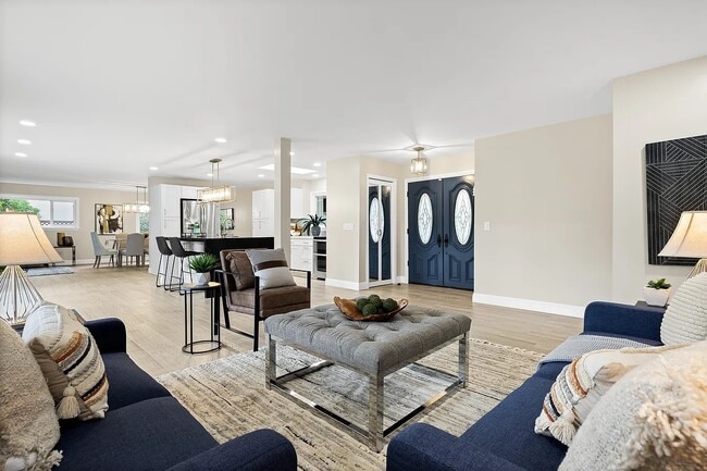 Building Photo - 875 Brittany Ln