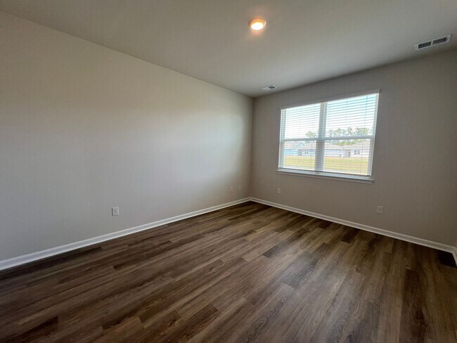 Building Photo - *COMING SOON* Longs - 4 Bedroom / 2 Bathro...