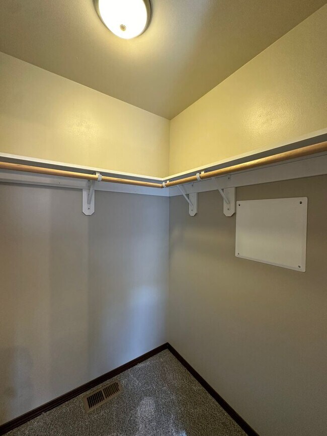 Building Photo - Amazing 3 Bedroom 2.5 Bath Duplex!
