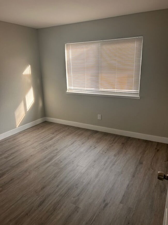 Building Photo - Newly updated 3 Bedroom, 2 Bath Unit