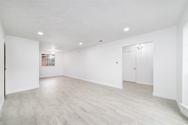 Building Photo - 10830 Sela Ln