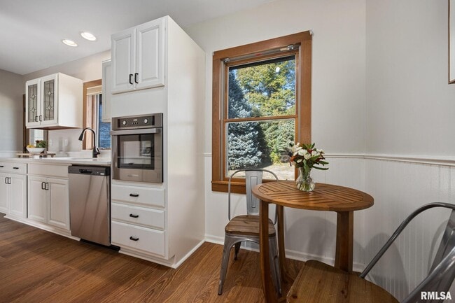 Building Photo - 205 W Glen Ave