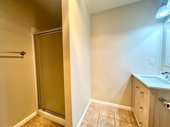 Building Photo - desirable Driftwood Keys daylight rambler...main floor primary suite