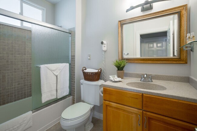 Building Photo - Welcome to this stunning 3-bedroom, 3-bath...