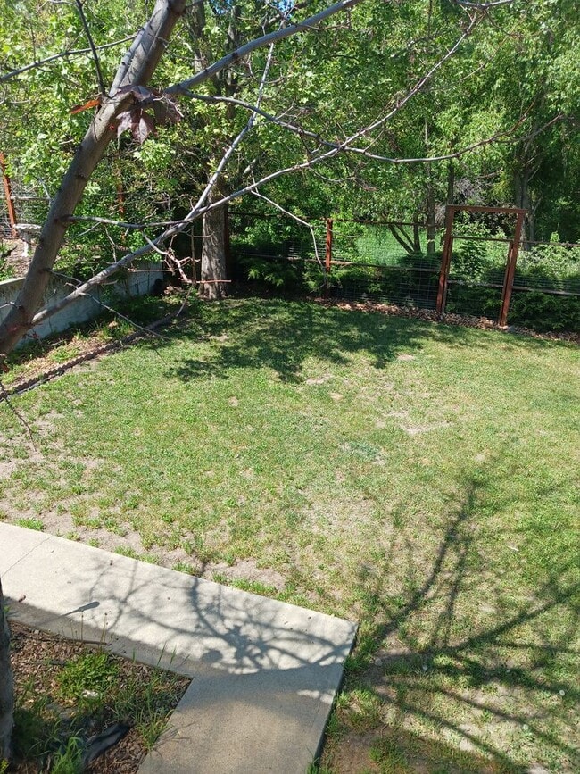 Building Photo - 708 Highland Dr