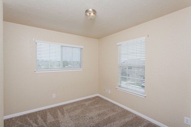 Building Photo - 3 bedroom Townhome in NW side for Rent! 50% off first months rent: November 2023 Special!