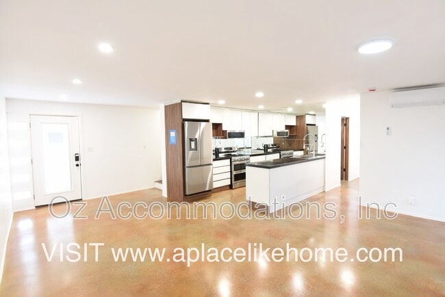 Building Photo - 4011 S Minnie St