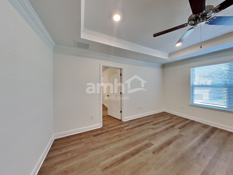 Building Photo - 27173 St Andrews Ave