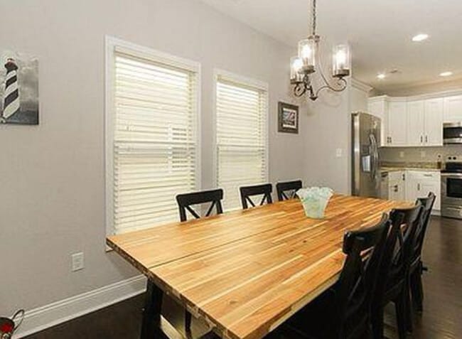 Building Photo - Sober living recovery house for men in Por...