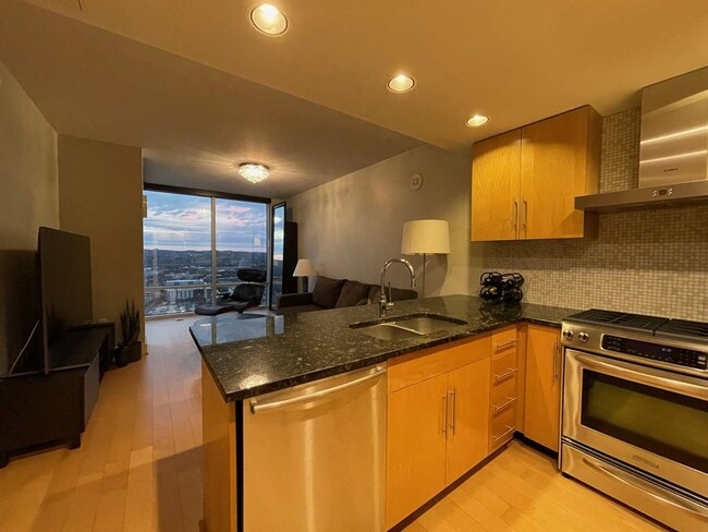 Building Photo - 300 Bowie St