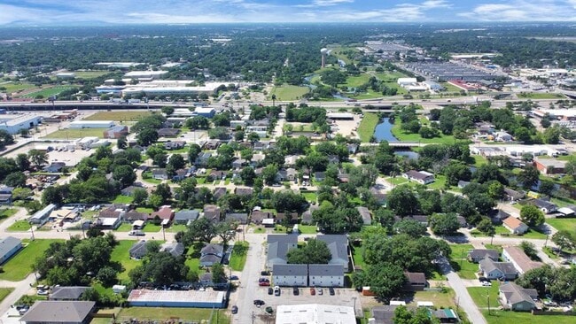 Building Photo - 500 W Pitts Ave