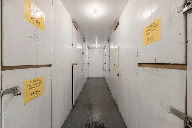 Building Photo - 850 E Old Willow Rd