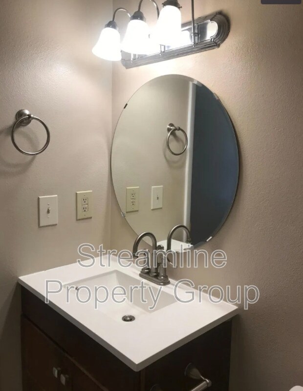 Building Photo - 1201 Galapago St