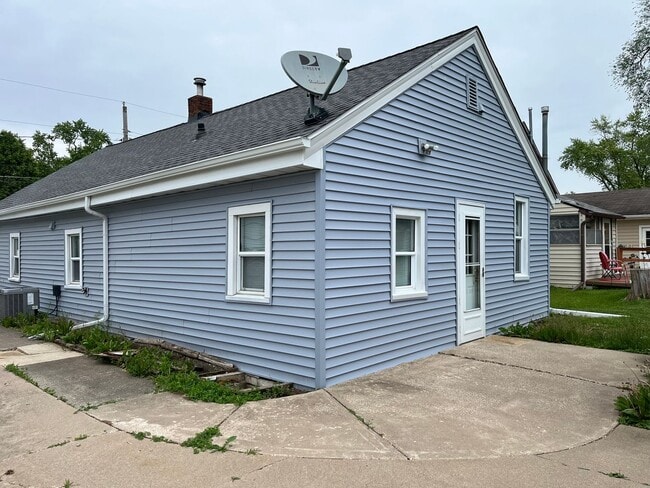 Building Photo - 2 Bed, 1 Bath Single Family House in East ...