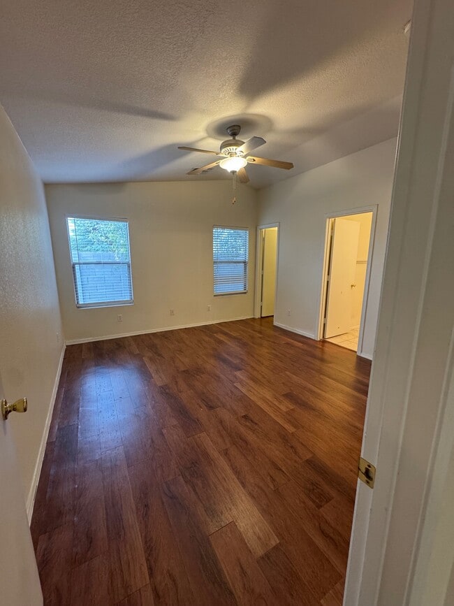 Building Photo - 813 E Amabisca Cir