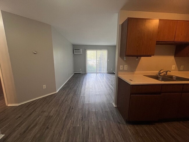 Building Photo - Spacious One Bedroom Apartment - Main Floor!