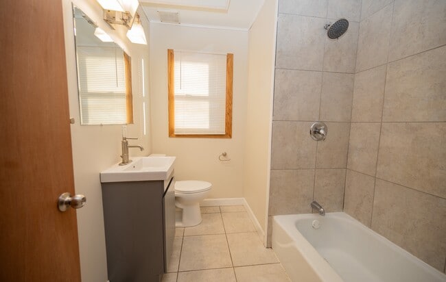 Building Photo - 1220-4 1/2 4 1/2 St NW