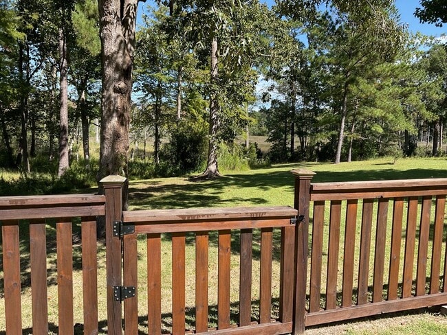 Building Photo - 4 Bedroom 2.5 Bathroom located in Old Mill...