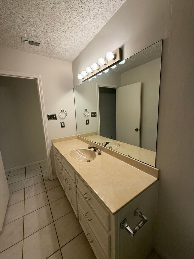 Building Photo - NEAR GOLF COURSE - WELL ESTABLISHED SPICEW...