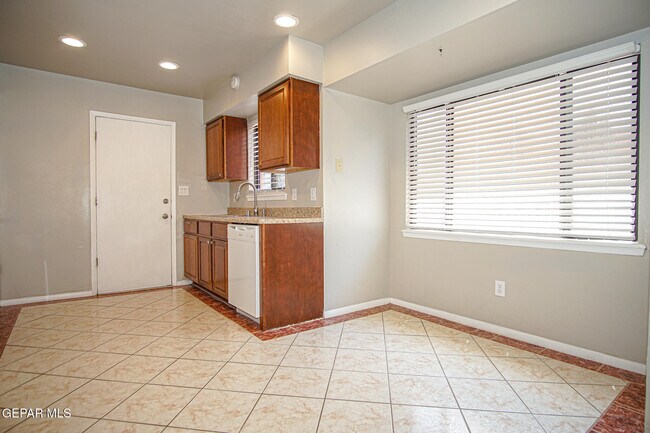 Building Photo - 5125 Round Rock Dr