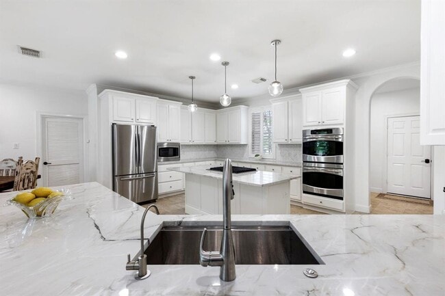 Building Photo - 99 W Hullwood Cir