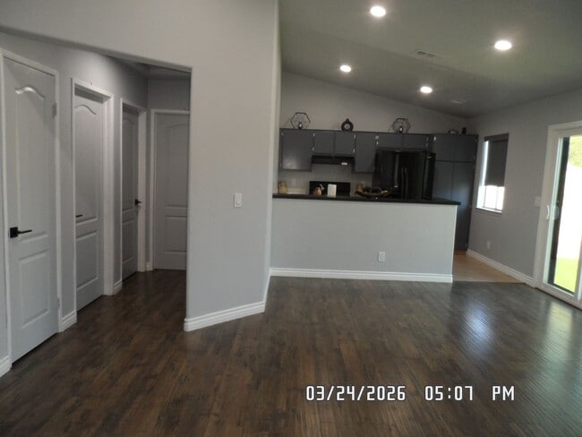 Building Photo - 3 Bedrooms, 2 Bathrooms, approx. 1112 sq. ft., 2 Car Garage, Solar Panels, Internet Included. Clo...