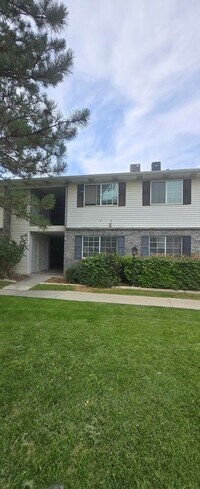 Building Photo - Charming 2-bedroom, 1-bathroom home locate...