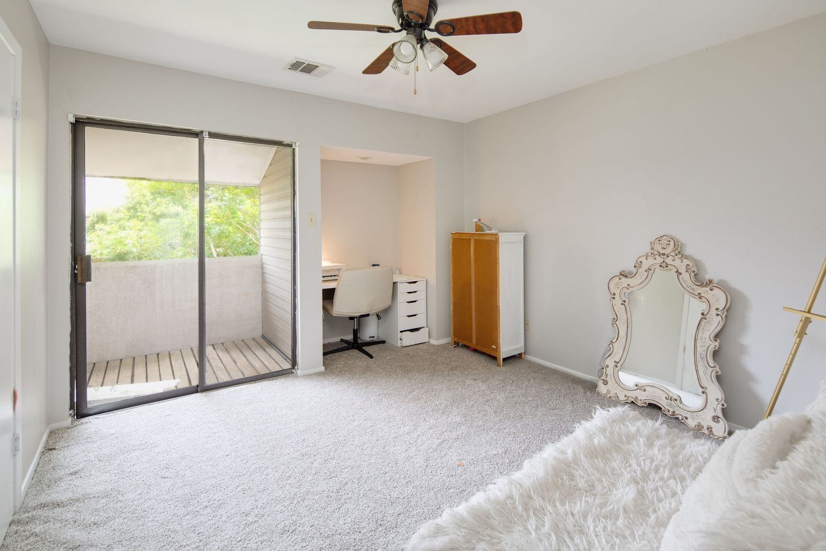 Building Photo - JUNE MOVE IN!  2 Bedroom 1.5 Bathroom Townhome On Bus Route!