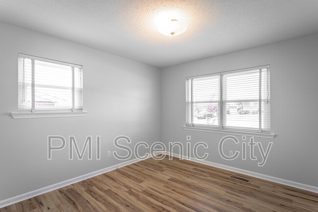 Building Photo - 8140 Holly Crest Dr