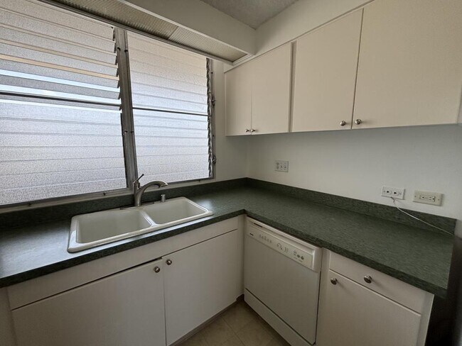 Building Photo - 1212 Punahou St