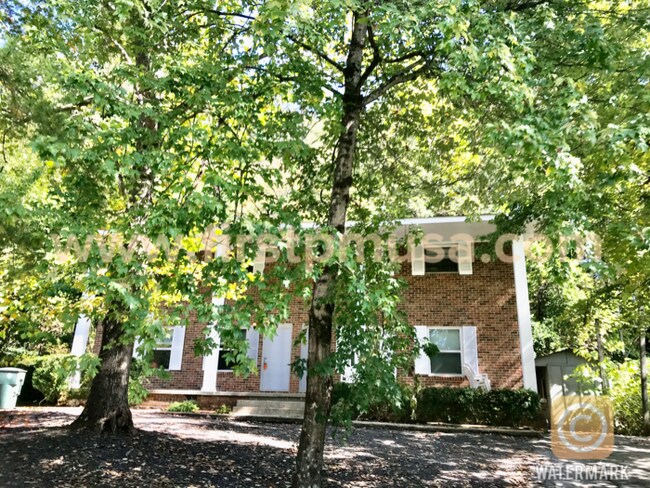 Building Photo - Hixson Townhome: 3 Bed/1.5 Bath; 2 Stories...