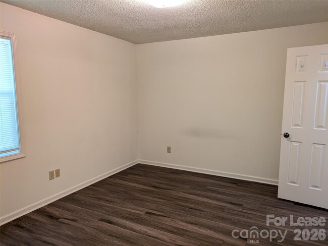 Building Photo - 111 Birdie Ct
